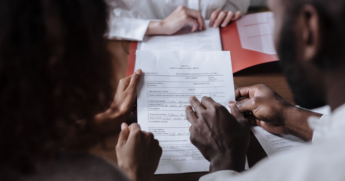 Twee partners bespreken samen met een adviseur de afspraken voor hun echtscheidingsconvenant