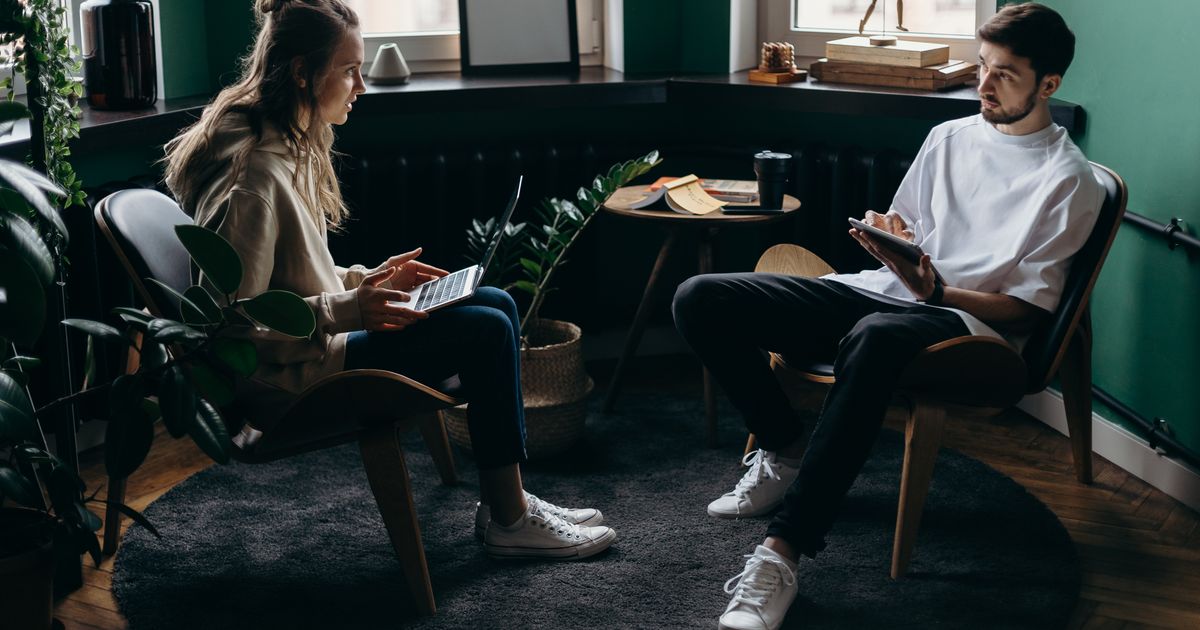 Man en vrouw bespreken samen rustig hun afspraken over pensioen bij de online echtscheiding
