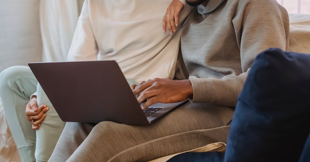 Stel bekijkt samen op een laptop de digitale abonnementen en accounts na de online echtscheiding