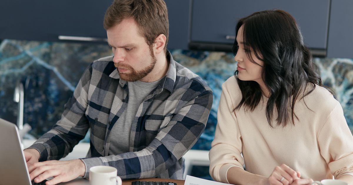 Stel bespreekt samen het huishoudbudget na de online echtscheiding