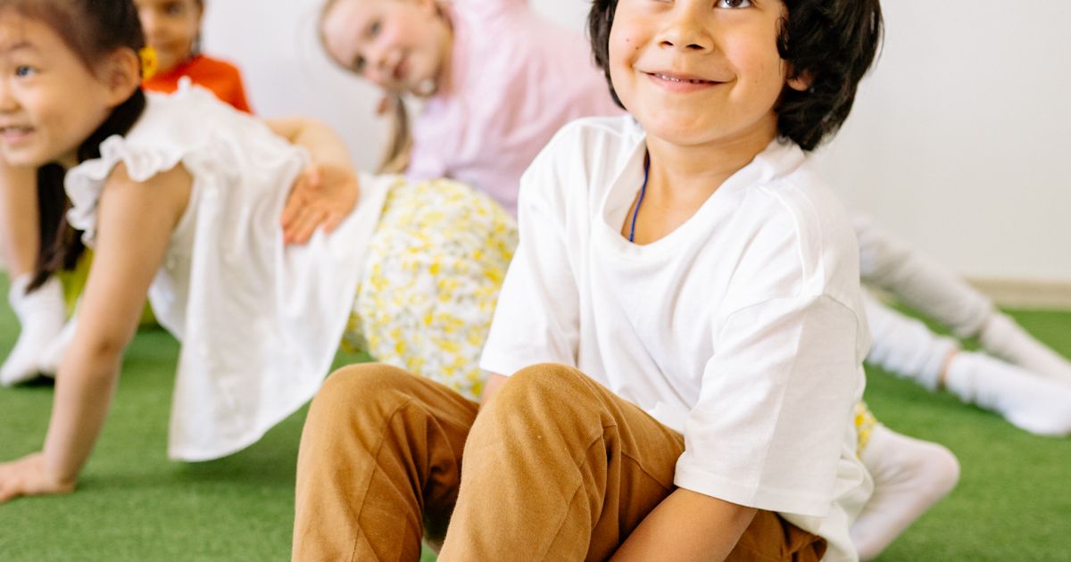 Diverse groep kinderen die samen spelen op de kinderopvang