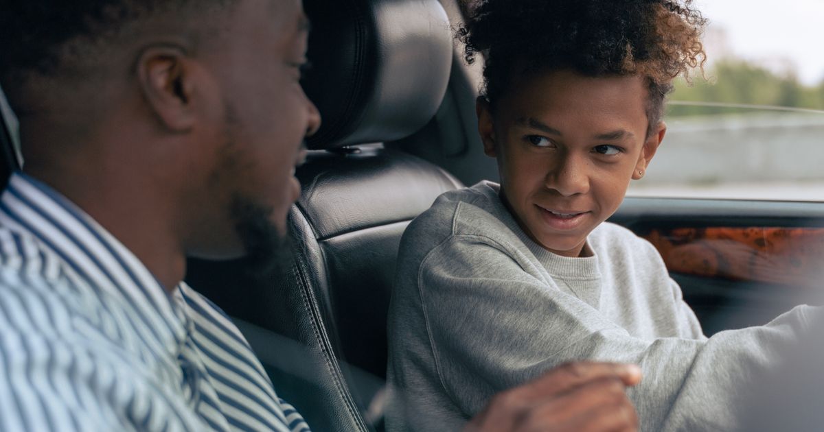 Vader en zoon tijdens een rijles in de auto, een mijlpaal voor kinderen na de scheiding