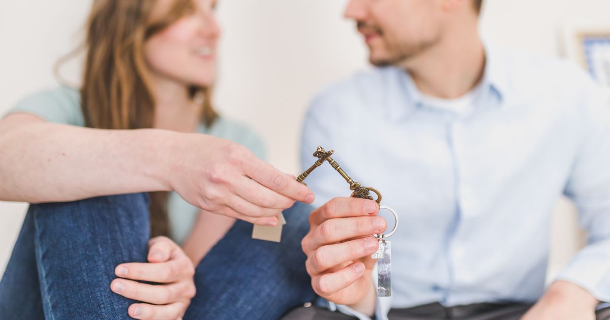 Stel zit samen aan tafel en bespreekt rustig de afspraken over hun woning bij de online echtscheiding