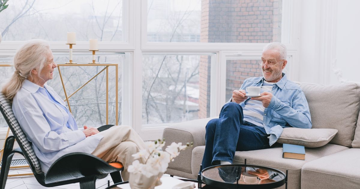 Ouder echtpaar dat rustig in gesprek is over hun pensioen, passend bij een artikel over pensioenverevening en conversie bij de online echtscheiding
