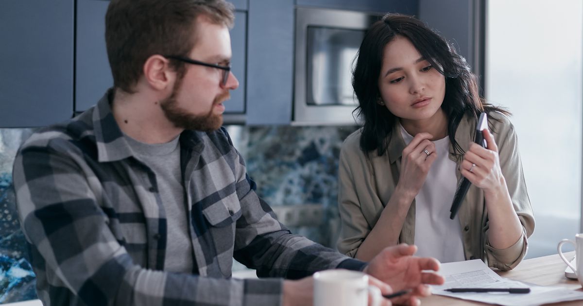 Stel bespreekt samen schenkingen van familie bij de online echtscheiding